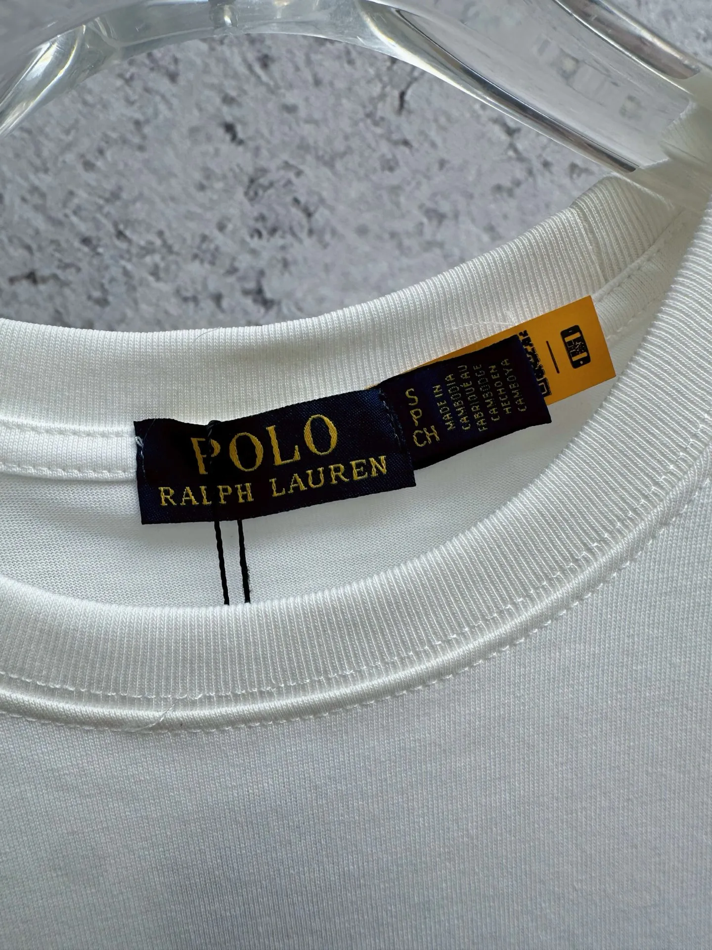 P150 Ralph Lauren/Ralph Lauren 25ss simultaneously launches one-color horse embroidery round neck short sleeves. The main logo on the neck has a QR code mark, which can be scanned for verification, and the detailed horse logo embroidery is all high-density and made with imported Tajima machines, distinguishing it from low-end products on the market. 32 counts, 240g hydrophilic toner, 100% cotton fabric, comfortable and soft, highly breathable, focusing on high-end cost-effectiveness, needless to say good quality. Available in a variety of colors, both boys and girls can try this genderless style, giving them a yuppie tone in no time. Immerse yourself in your leisurely style, and have your own style in retro. Natural, vivid, and very French romantic feelings perfectly integrate the youthful atmosphere with the trend. The clever embellishment of the horse logo embroidery carries all the eye-catching points. Color: black, white, navy blue, gray Size: S-xL